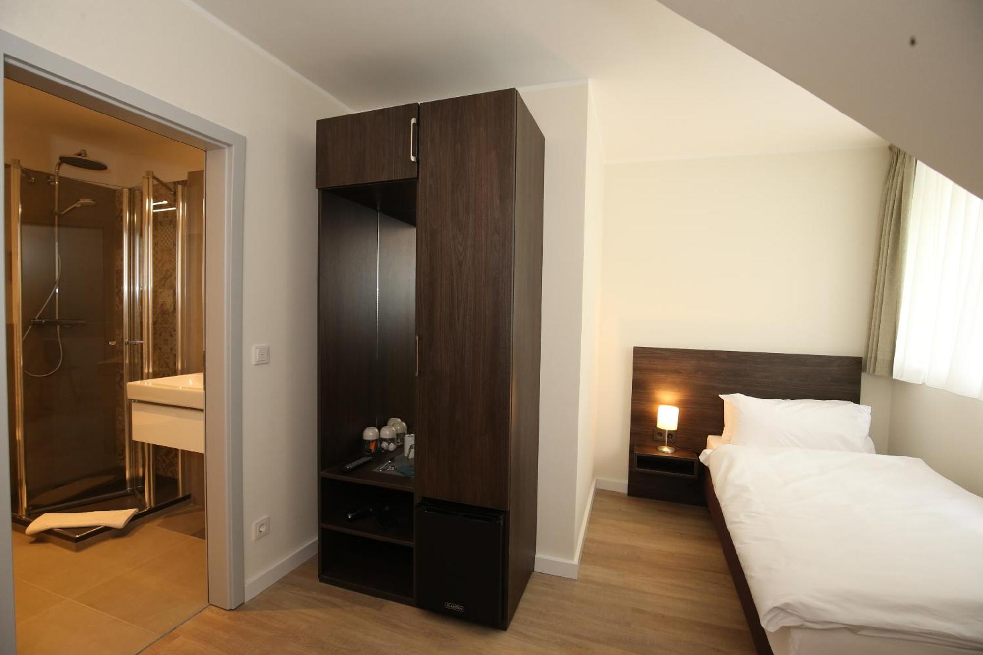 Hotel Faehrhaus Km734 Dusseldorf Room photo