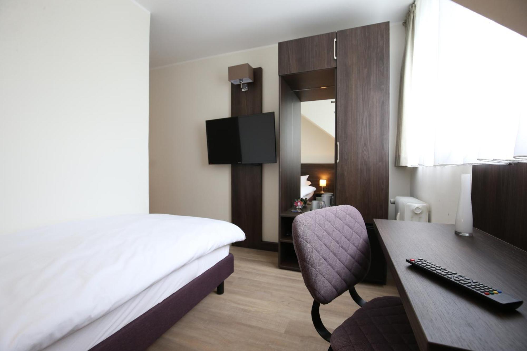 Hotel Faehrhaus Km734 Dusseldorf Room photo